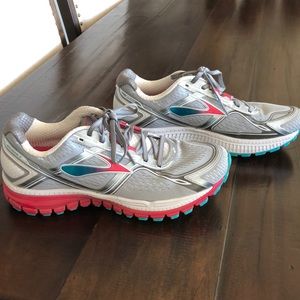 Brooks Ghost running sneakers